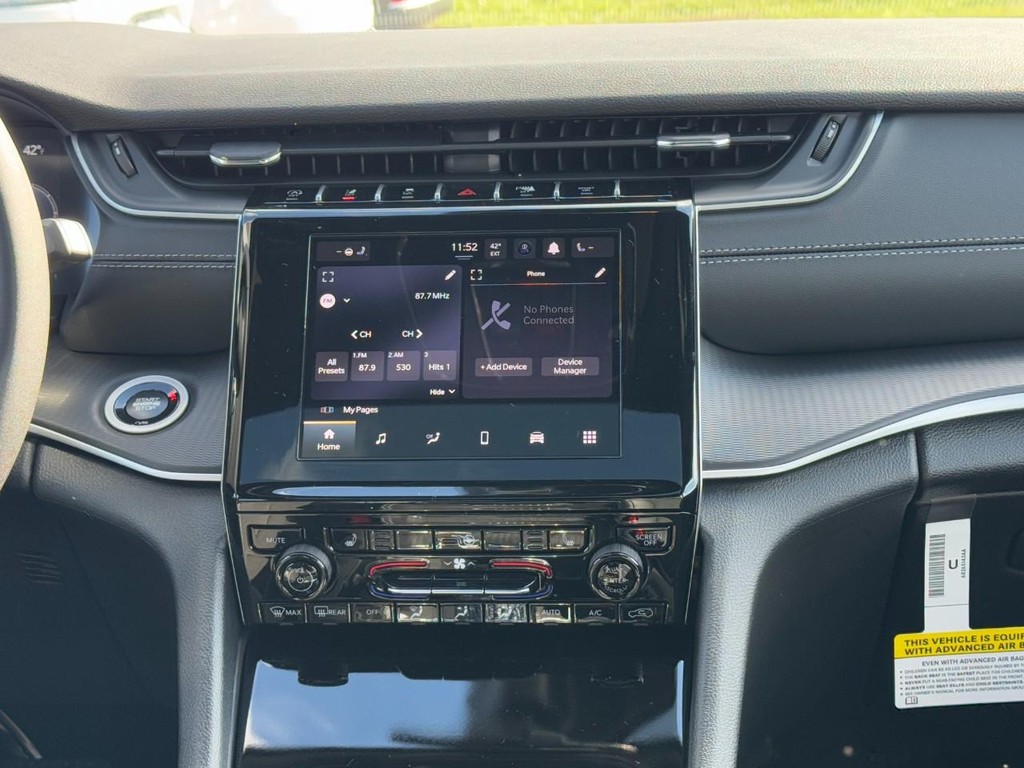 Jeep Grand Cherokee Vehicle Full-screen Gallery Image 09