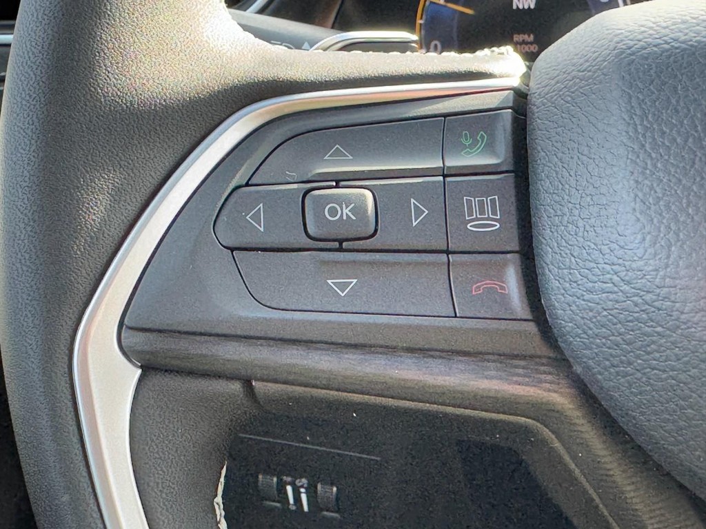 Jeep Grand Cherokee Vehicle Full-screen Gallery Image 11