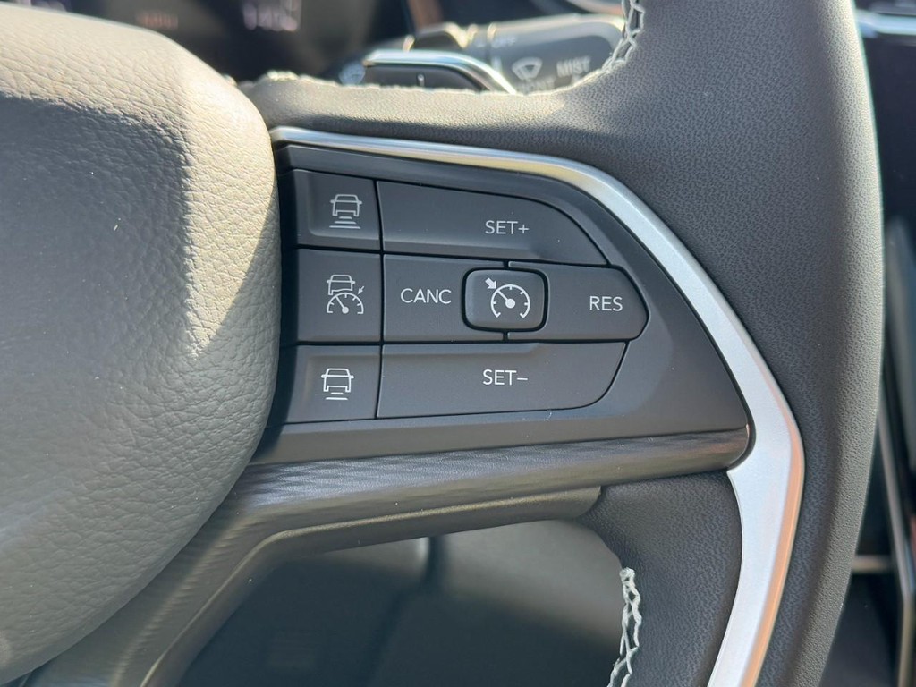 Jeep Grand Cherokee Vehicle Full-screen Gallery Image 12