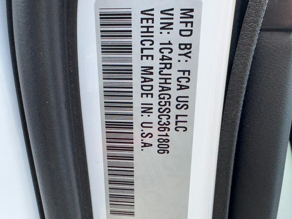 Jeep Grand Cherokee Vehicle Full-screen Gallery Image 18