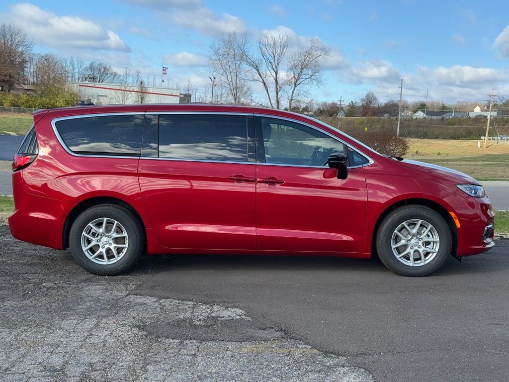 Chrysler Pacifica Vehicle Full-screen Gallery Image 02