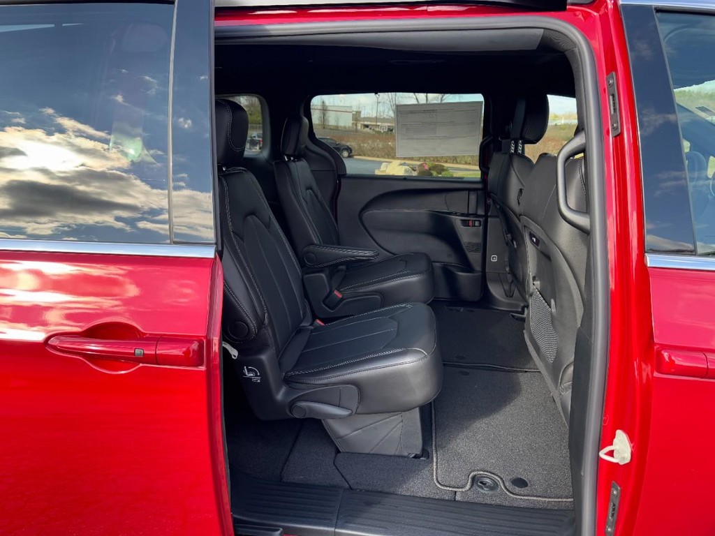 Chrysler Pacifica Vehicle Full-screen Gallery Image 05