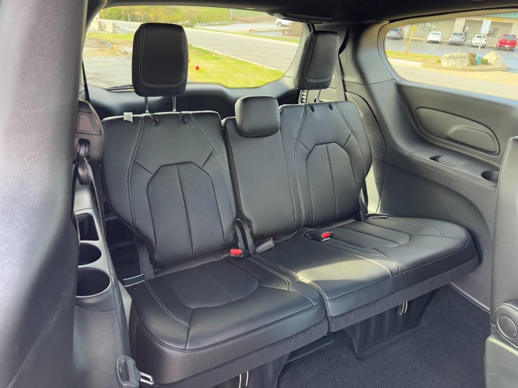 Chrysler Pacifica Vehicle Full-screen Gallery Image 06