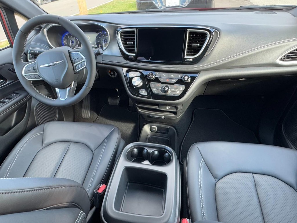 Chrysler Pacifica Vehicle Full-screen Gallery Image 07