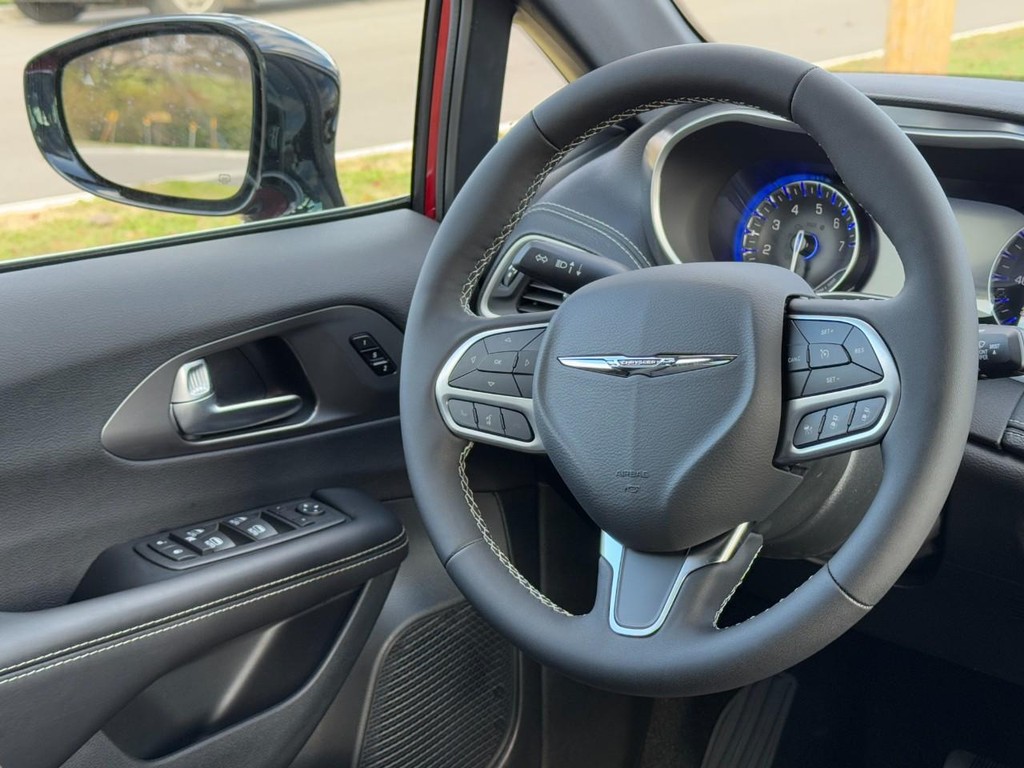 Chrysler Pacifica Vehicle Full-screen Gallery Image 08