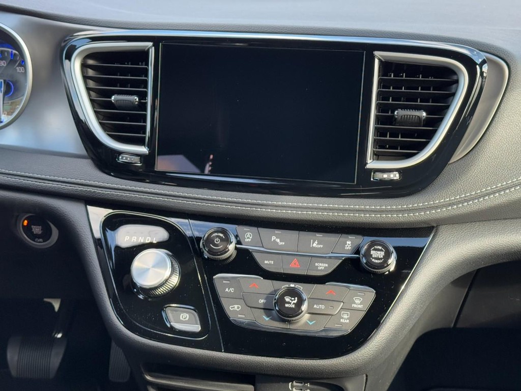 Chrysler Pacifica Vehicle Full-screen Gallery Image 09