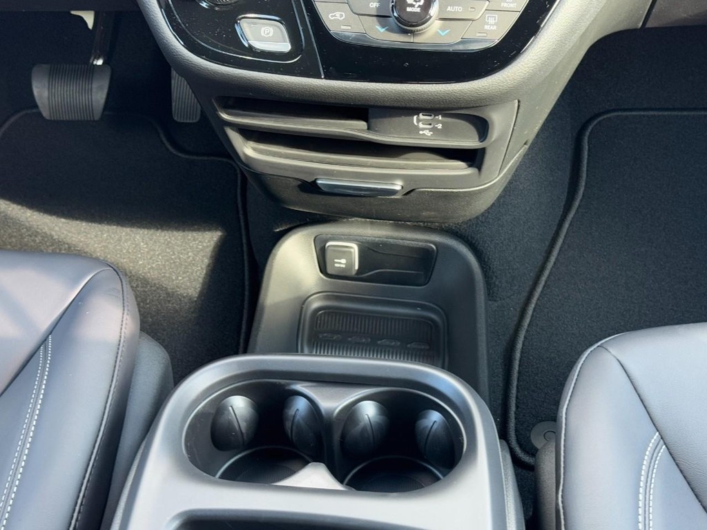 Chrysler Pacifica Vehicle Full-screen Gallery Image 10