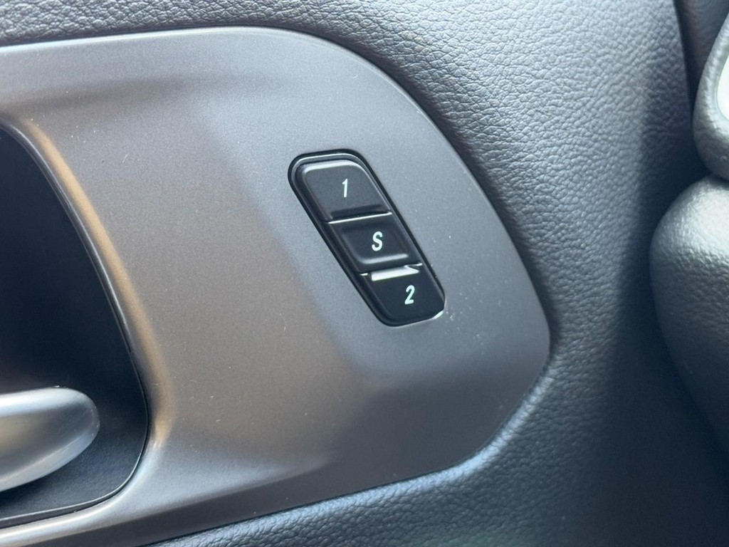 Chrysler Pacifica Vehicle Full-screen Gallery Image 11