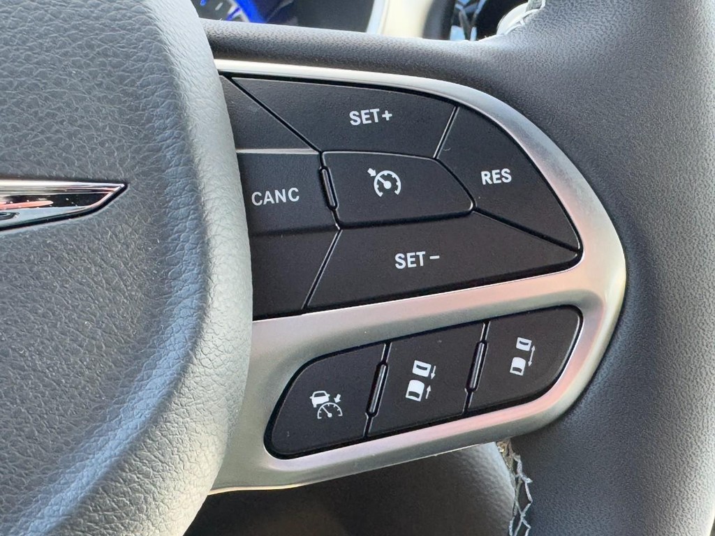 Chrysler Pacifica Vehicle Full-screen Gallery Image 13