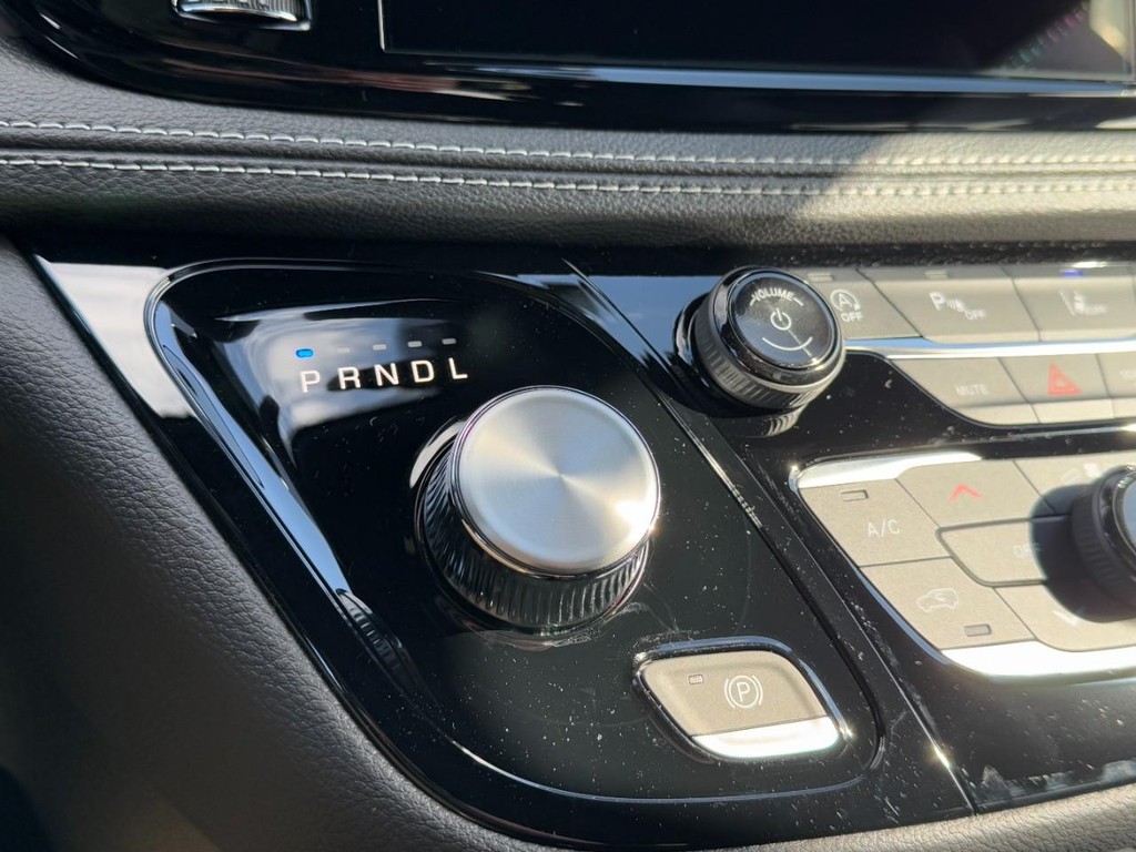 Chrysler Pacifica Vehicle Full-screen Gallery Image 15