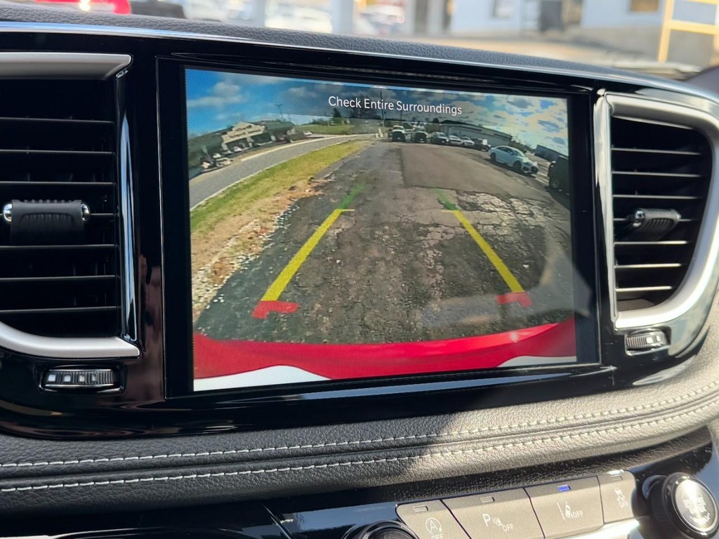 Chrysler Pacifica Vehicle Full-screen Gallery Image 16