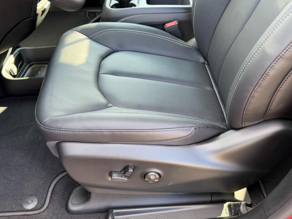 Chrysler Pacifica Vehicle Full-screen Gallery Image 17