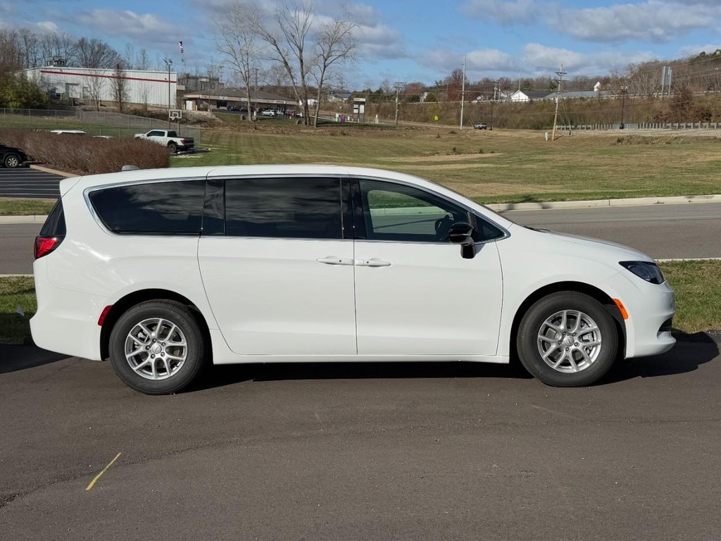 Chrysler Voyager Vehicle Full-screen Gallery Image 02