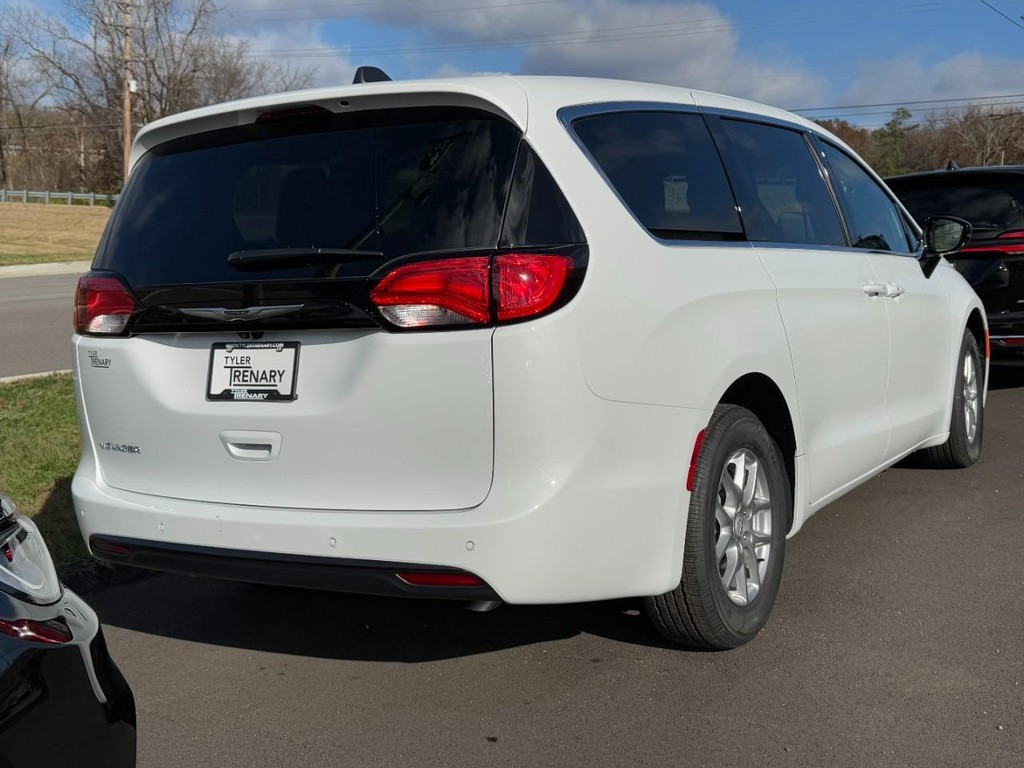 Chrysler Voyager Vehicle Full-screen Gallery Image 03