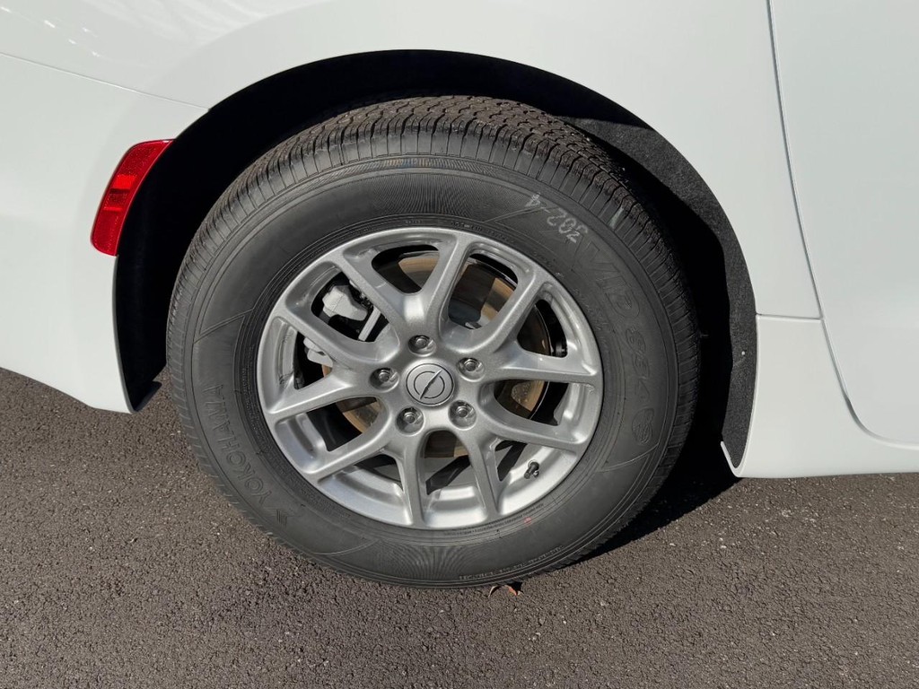 Chrysler Voyager Vehicle Full-screen Gallery Image 04