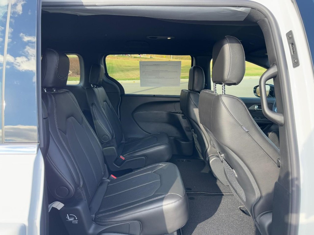 Chrysler Voyager Vehicle Full-screen Gallery Image 05