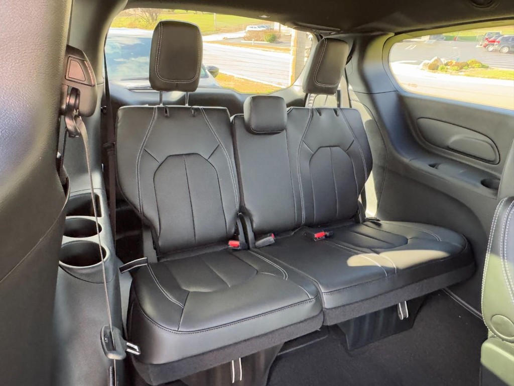 Chrysler Voyager Vehicle Full-screen Gallery Image 06