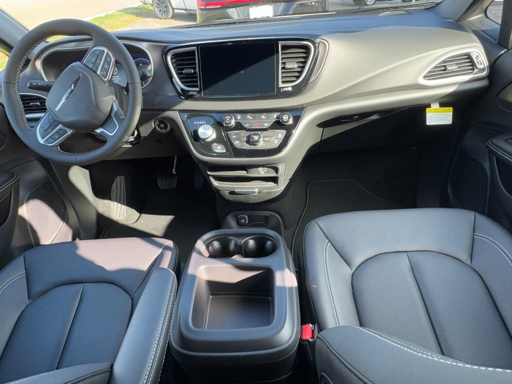 Chrysler Voyager Vehicle Full-screen Gallery Image 07