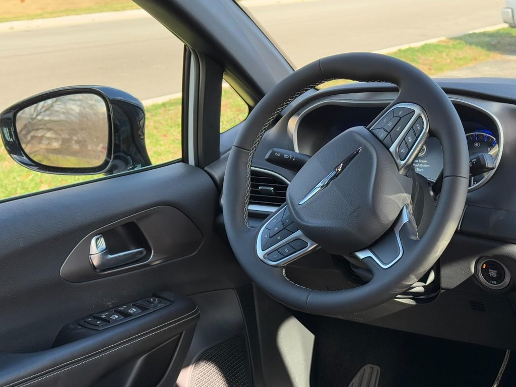 Chrysler Voyager Vehicle Full-screen Gallery Image 08