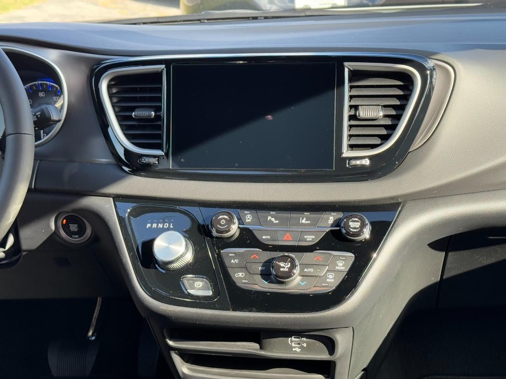 Chrysler Voyager Vehicle Full-screen Gallery Image 09