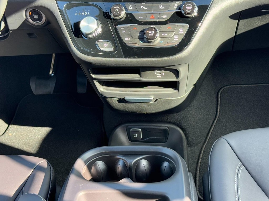 Chrysler Voyager Vehicle Full-screen Gallery Image 10