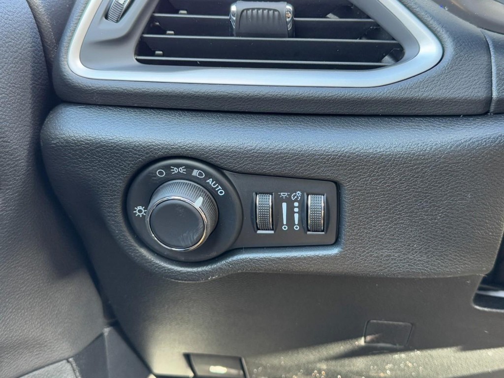 Chrysler Voyager Vehicle Full-screen Gallery Image 11