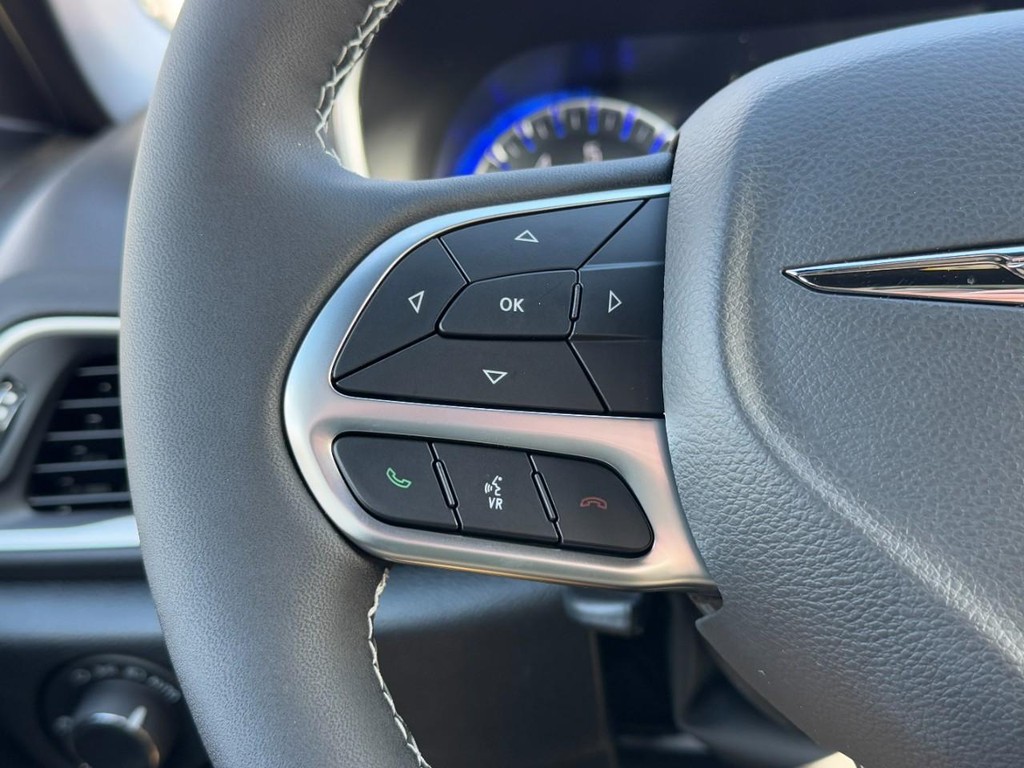 Chrysler Voyager Vehicle Full-screen Gallery Image 12