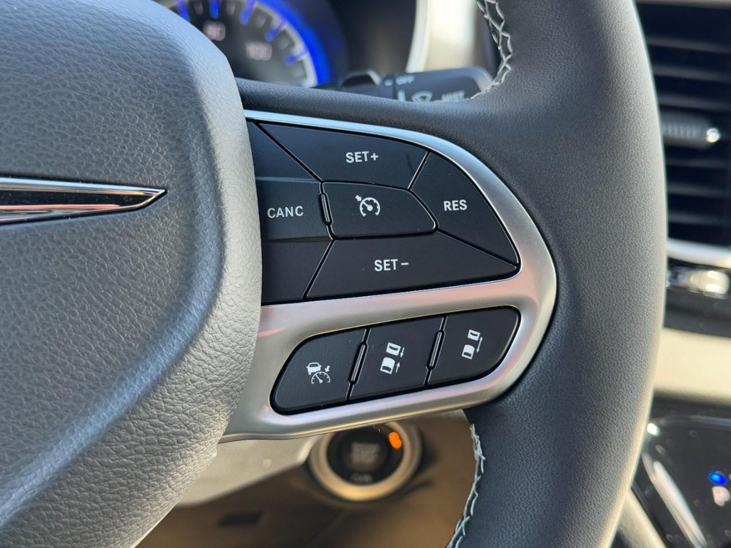 Chrysler Voyager Vehicle Full-screen Gallery Image 13