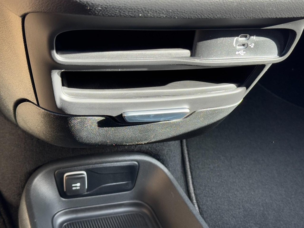 Chrysler Voyager Vehicle Full-screen Gallery Image 14