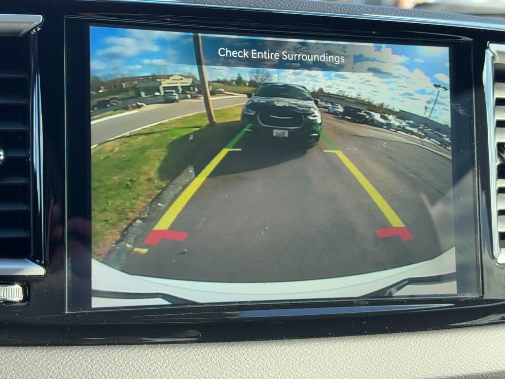 Chrysler Voyager Vehicle Full-screen Gallery Image 17