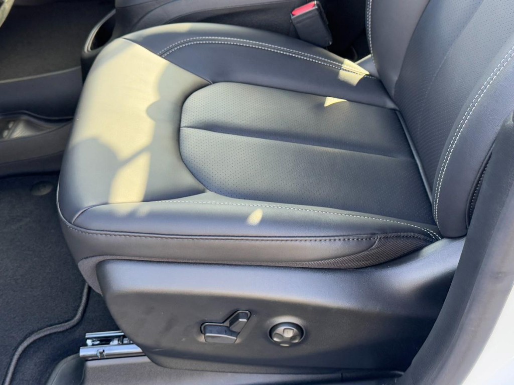 Chrysler Voyager Vehicle Full-screen Gallery Image 18