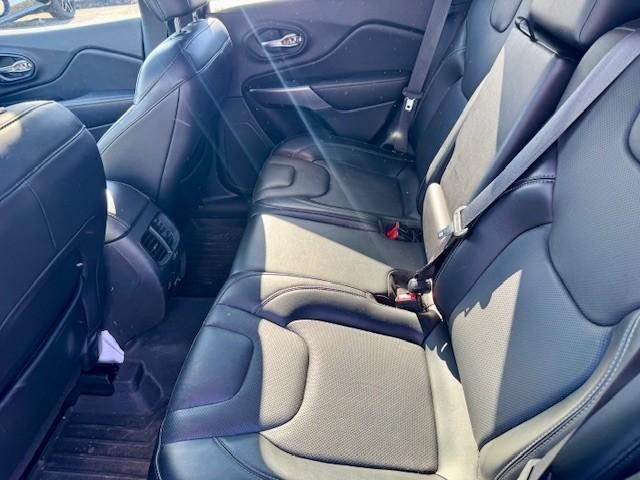 Jeep Cherokee Vehicle Full-screen Gallery Image 10