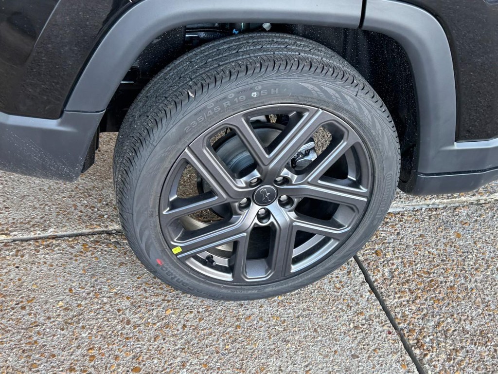 Jeep Compass Vehicle Full-screen Gallery Image 04