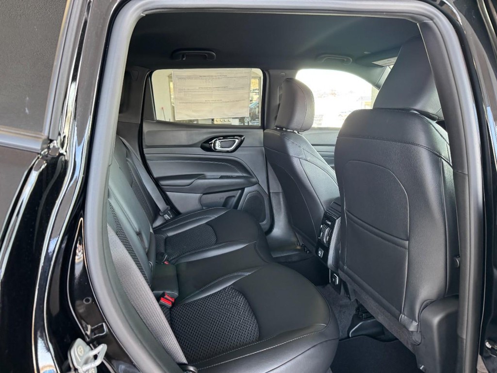 Jeep Compass Vehicle Full-screen Gallery Image 05