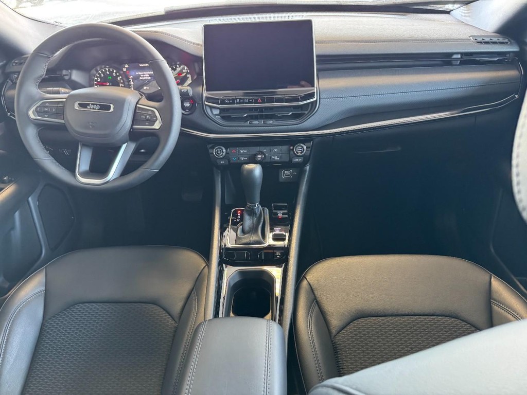 Jeep Compass Vehicle Full-screen Gallery Image 06