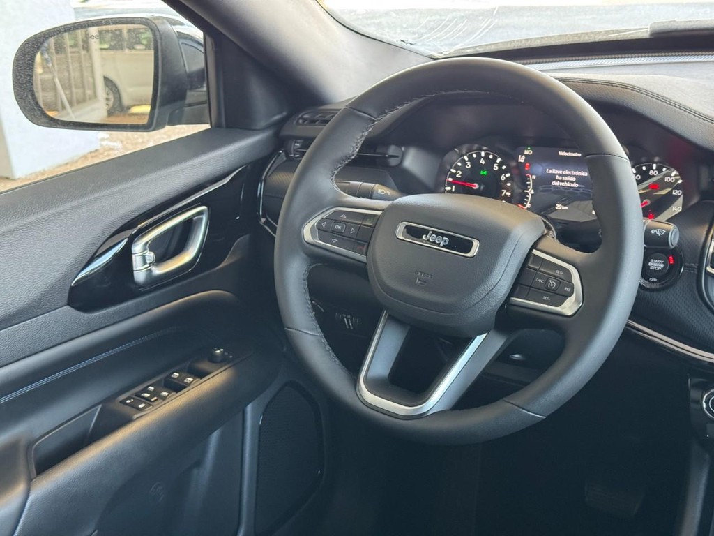 Jeep Compass Vehicle Full-screen Gallery Image 07