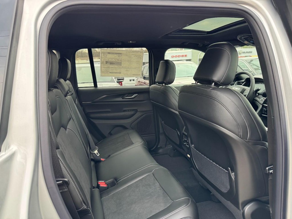 Jeep Grand Cherokee Vehicle Full-screen Gallery Image 05