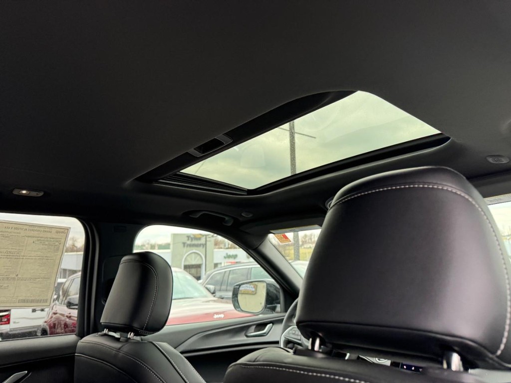 Jeep Grand Cherokee Vehicle Full-screen Gallery Image 06