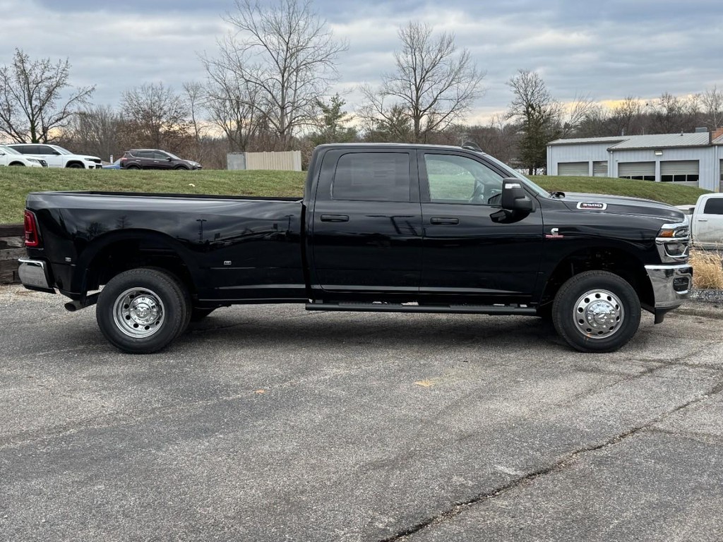 Ram 3500 Vehicle Full-screen Gallery Image 02