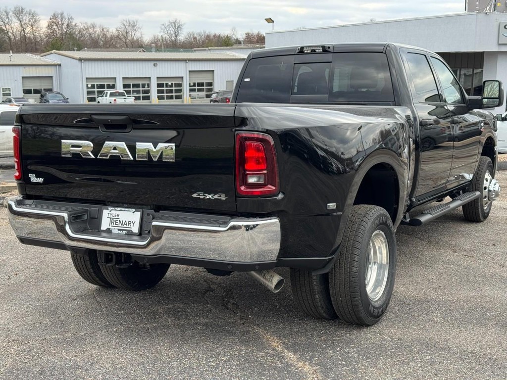 Ram 3500 Vehicle Full-screen Gallery Image 03