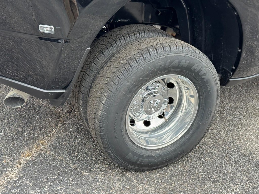 Ram 3500 Vehicle Full-screen Gallery Image 04