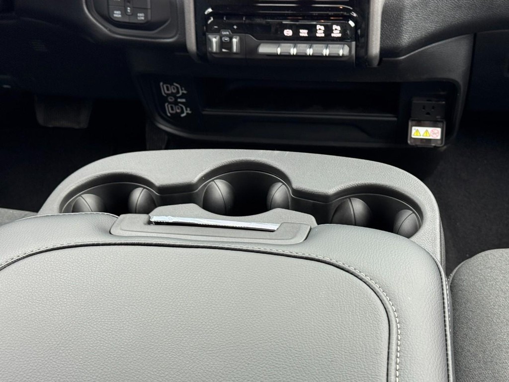 Ram 3500 Vehicle Full-screen Gallery Image 09