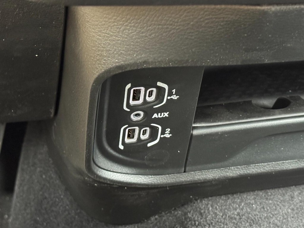 Ram 3500 Vehicle Full-screen Gallery Image 12