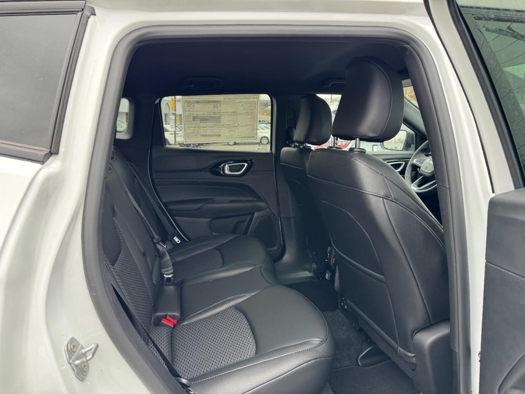 Jeep Compass Vehicle Full-screen Gallery Image 05