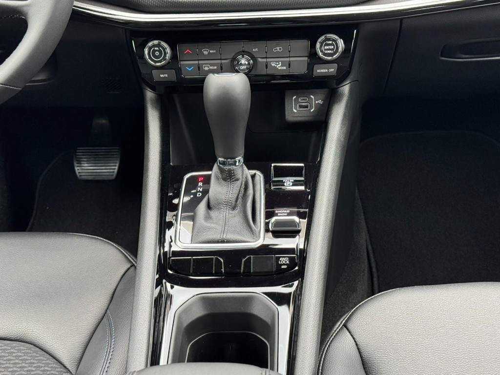 Jeep Compass Vehicle Full-screen Gallery Image 09