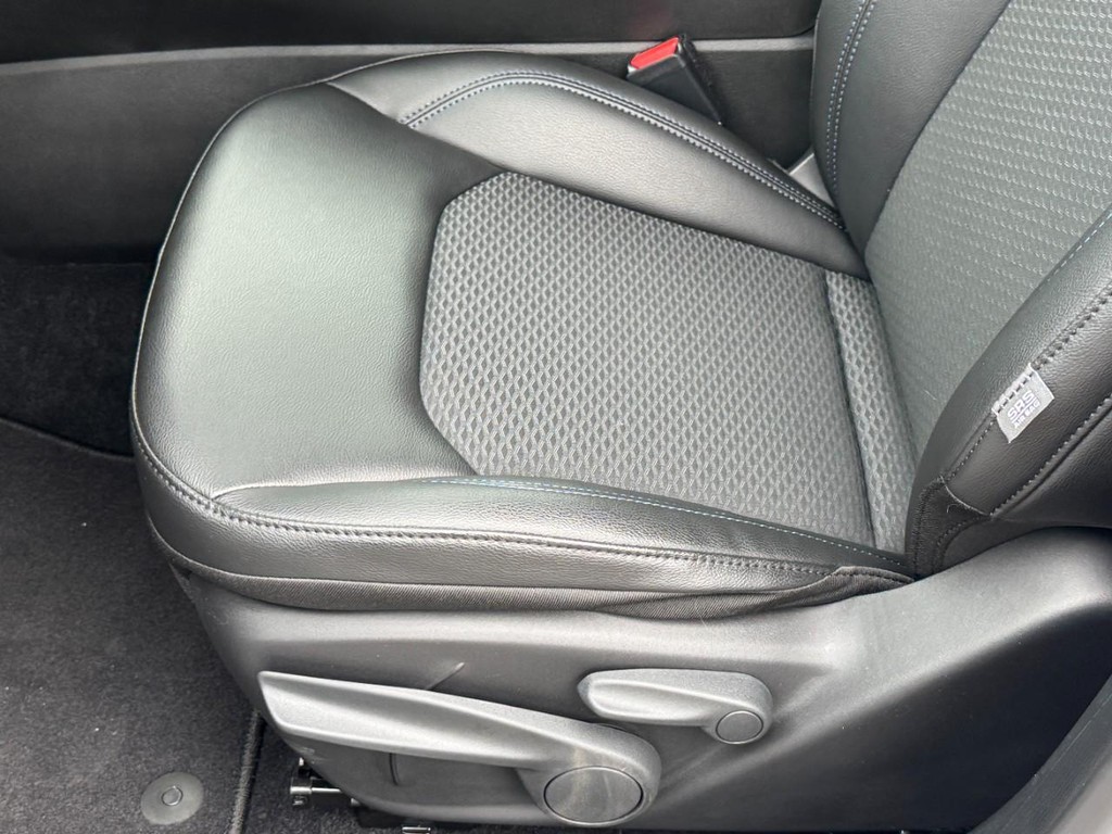 Jeep Compass Vehicle Full-screen Gallery Image 16