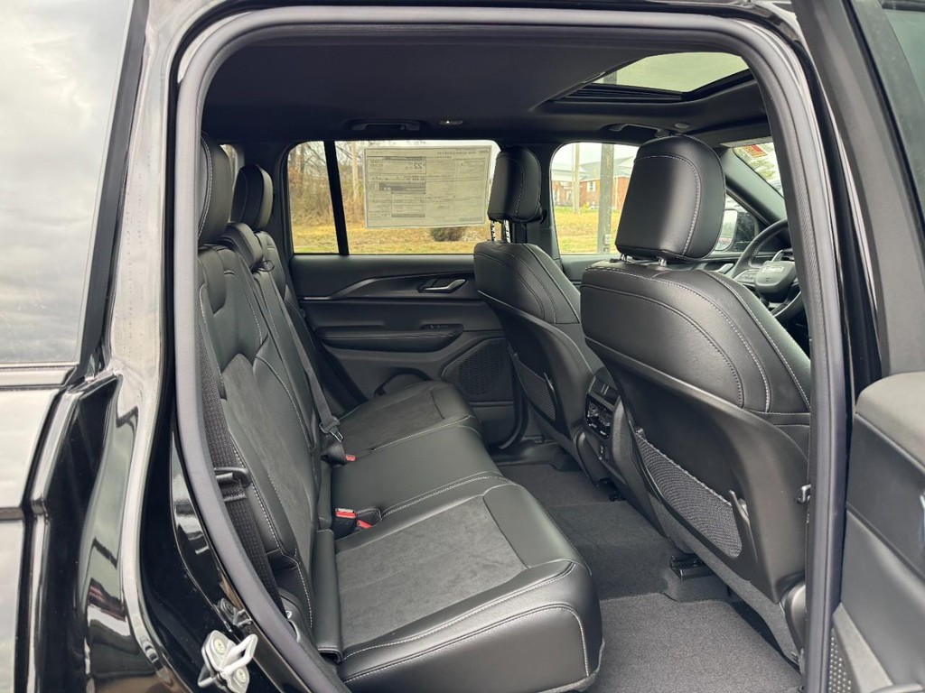 Jeep Grand Cherokee Vehicle Full-screen Gallery Image 05