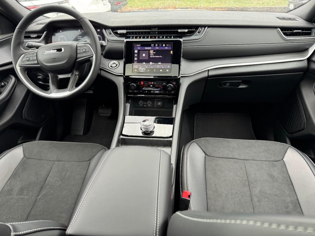 Jeep Grand Cherokee Vehicle Full-screen Gallery Image 06