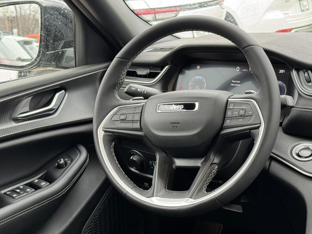 Jeep Grand Cherokee Vehicle Full-screen Gallery Image 07