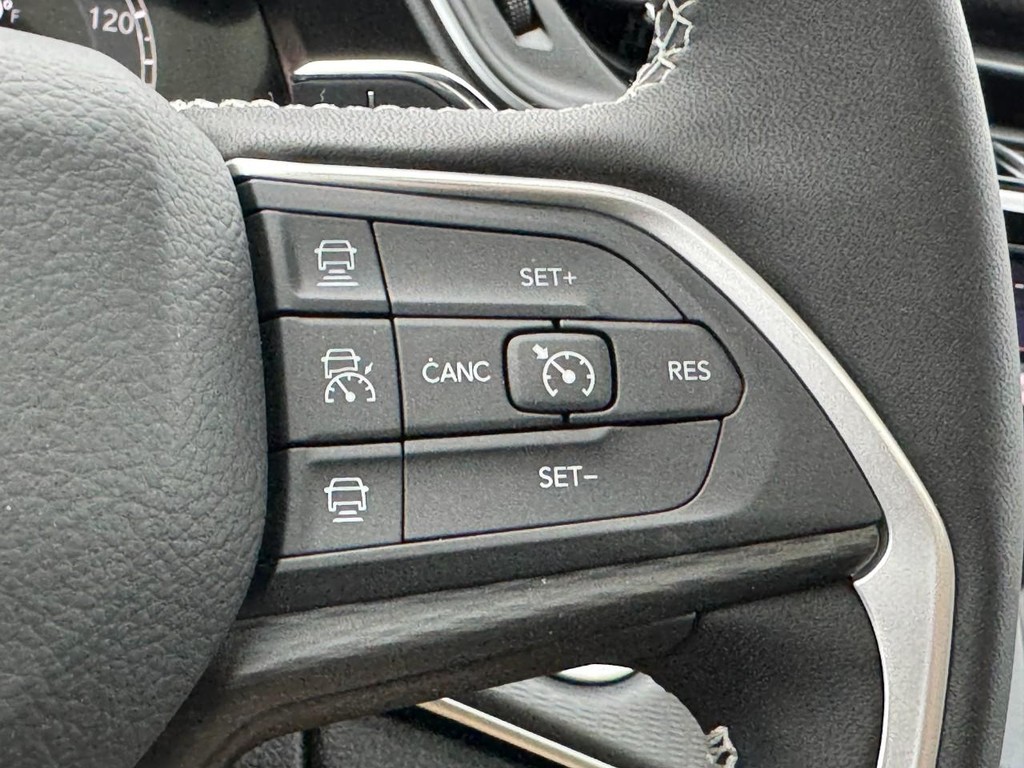 Jeep Grand Cherokee Vehicle Full-screen Gallery Image 11